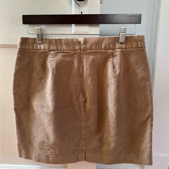 Banana Republic size 8 tan thin wale corduroy skirt w/ pockets & back zipper. - Picture 2 of 3